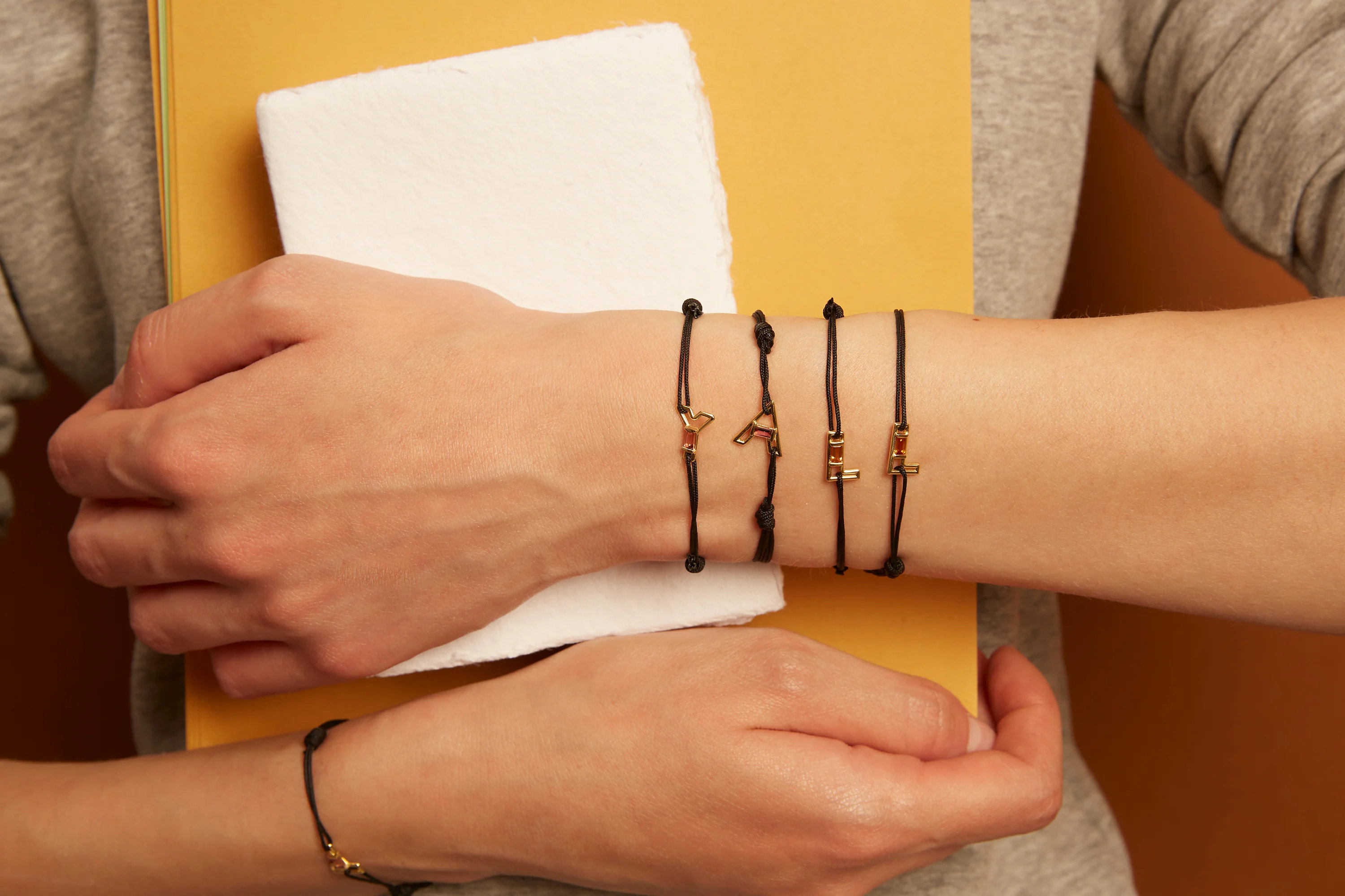 letra a tormalina bracciale cordino