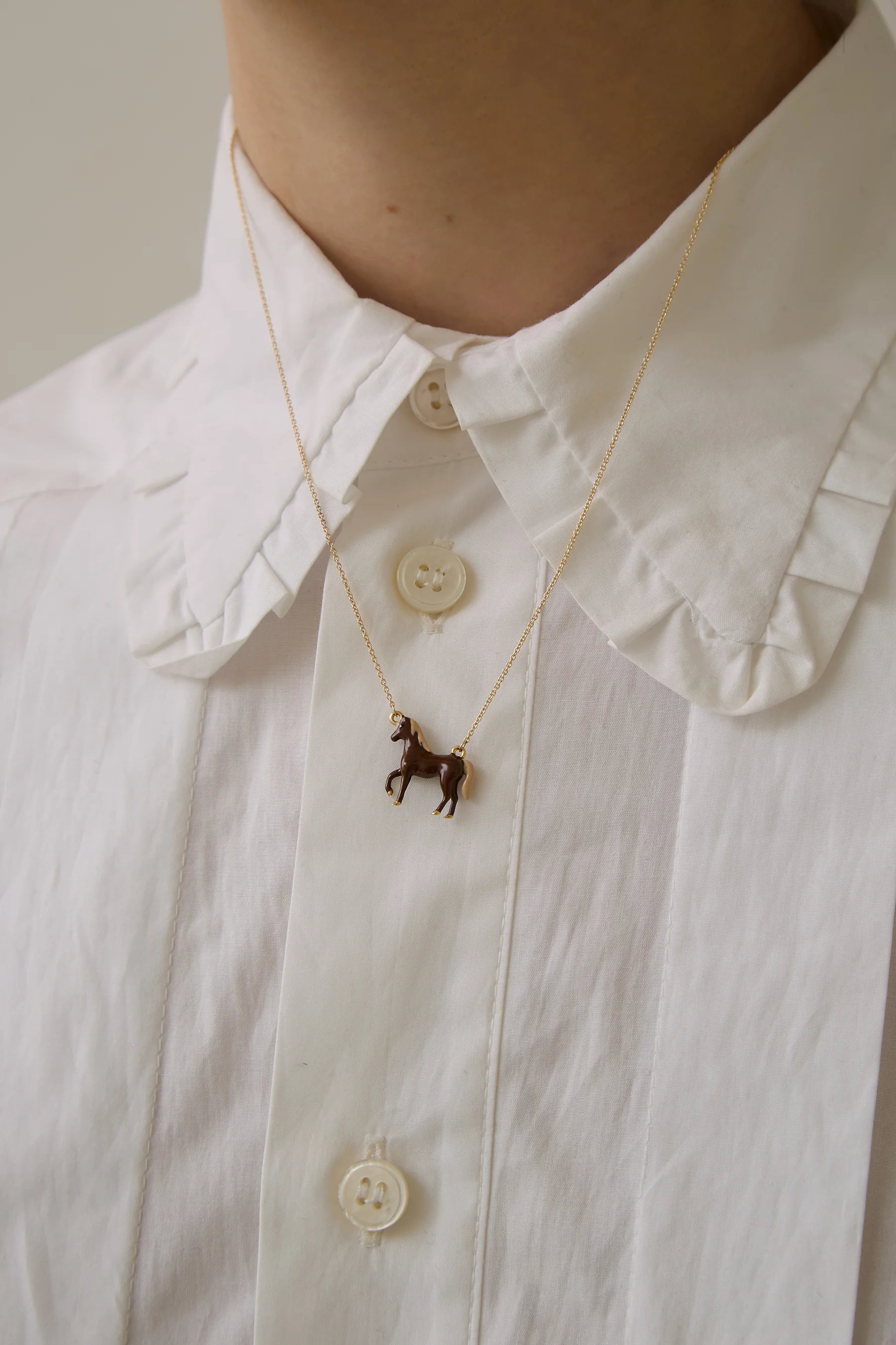 caballo marrone collana